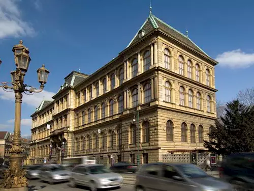 Hlavní budova Uměleckoprůmyslového musea v Praze se pomalu uzavírá