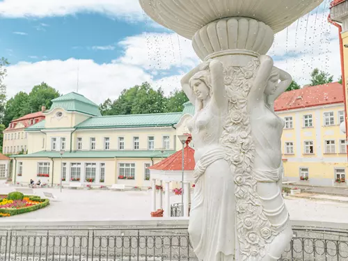 Kolonáda a klasicistní i empírové lázeňské pavilony v  Lázních Libverda