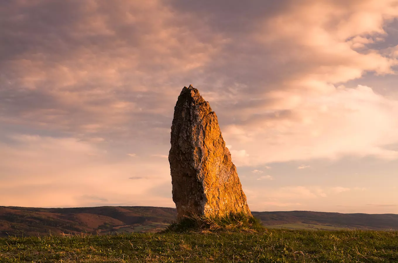 Menhir a betonové křeslo Mořinka, Kudy z nudy