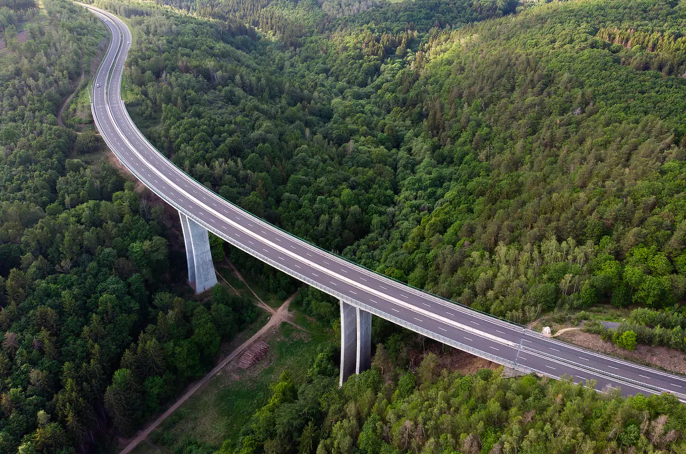 Bungee jumping z mostu přes údolí Hačky