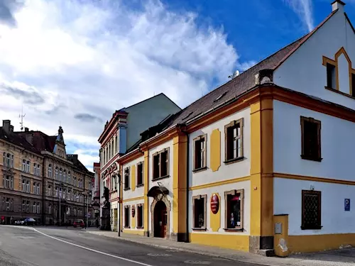 Náměstí v Oseku – secesní lékárna i barokní domy