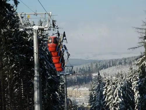 V provozu detský park, a to u legendární cervené kabinkové lanovky