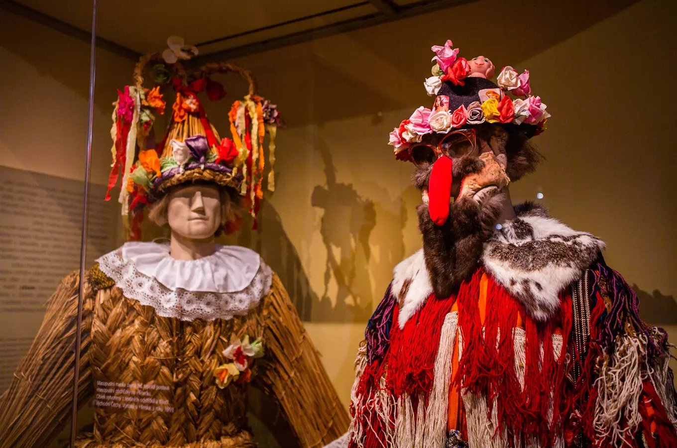 Masopustní kostýmy v expozici Národopisného muzea Národního muzea