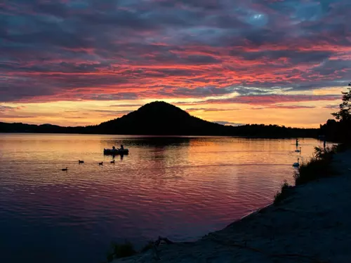 Máchovo jezero – romantika, slunce, vodní atrakce