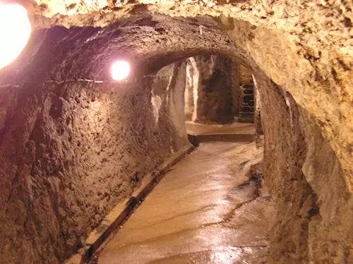 V jihlavských katakombách zahajují instalaci nových expozic a vitrín