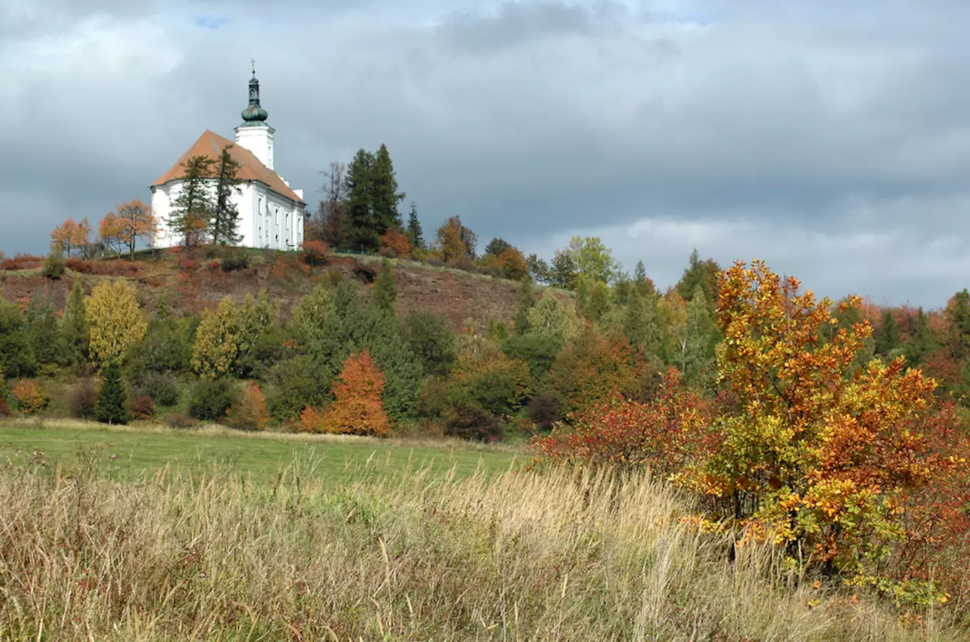 Poutní kostel Panny Marie Pomocné na Uhlířském vrchu