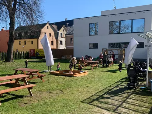 TRHY V ZAHRADĚ MAMI·NA·KAFE
