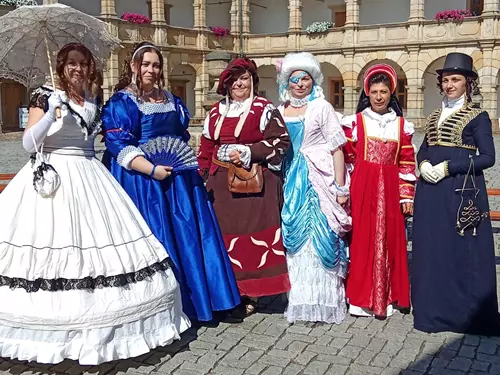 Proměny odívání v historickém vývoji