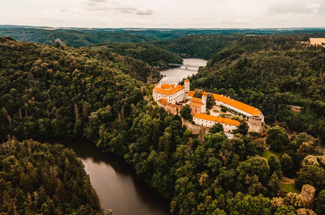 Výlet na zámek Vranov nad Dyjí a hrad Bítov – romantika orlích hnízd