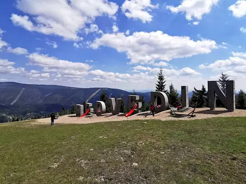 Meďánkovo letteringové hřiště na Medvědíně – nejvýše položené dětské hřiště v Čechách