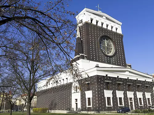 Věž kostela Nejsvětějšího srdce Páně na Vinohradech opět ukazuje správný čas