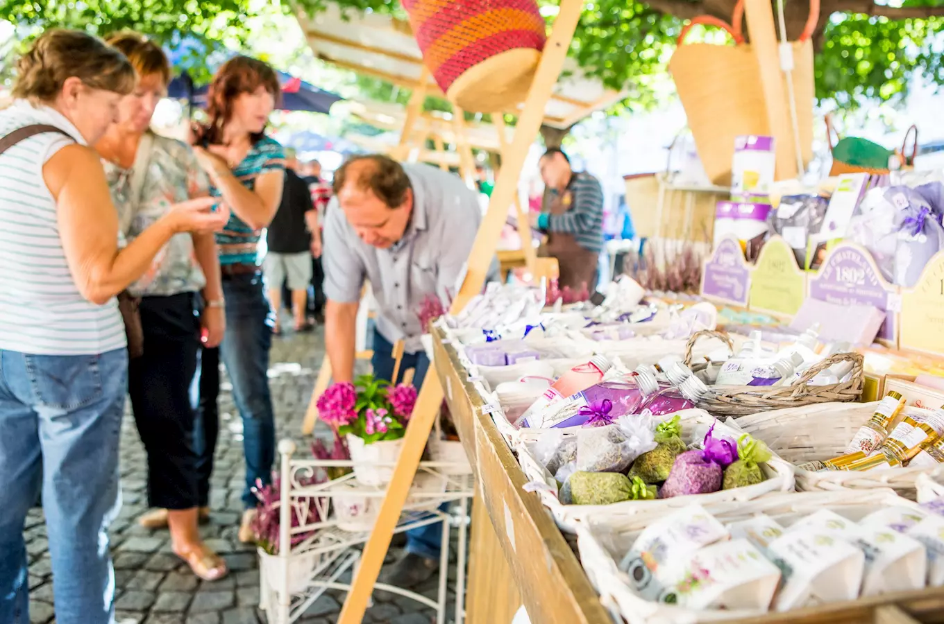 Tradiční Francouzský trh se letos bude konat na Pražském hradě u příležitosti Garden party
