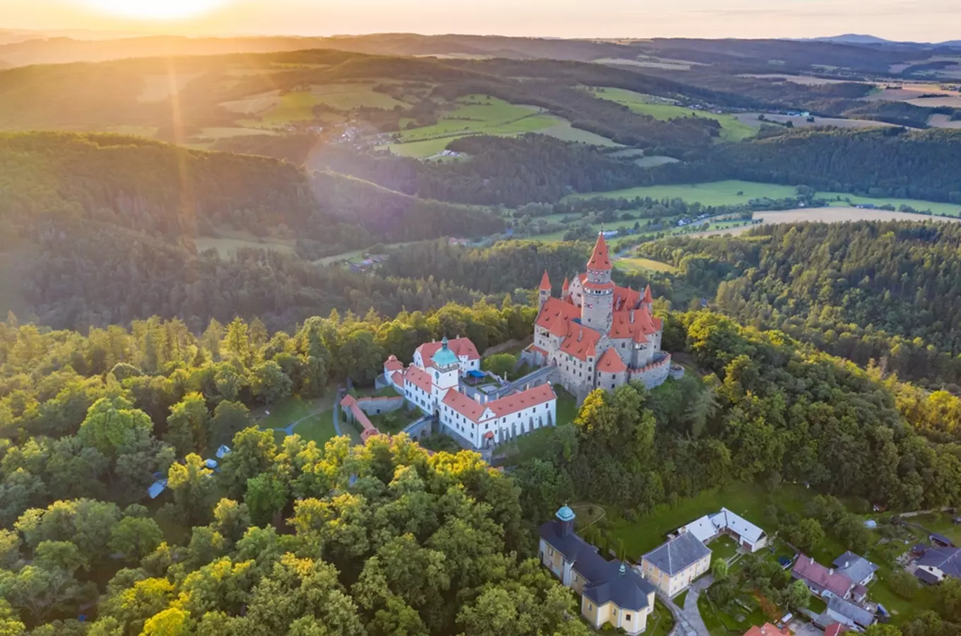 Romantický hrad Bouzov – hradní skvost střední Moravy
