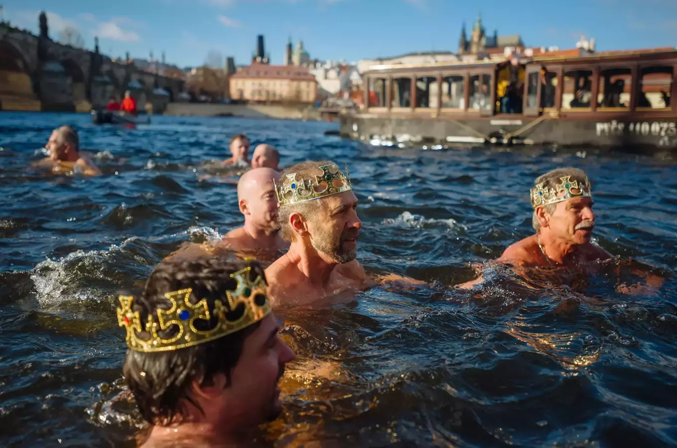 Věda a historie není nuda: 100 let od prvního vánočního plavání ve Vltavě 