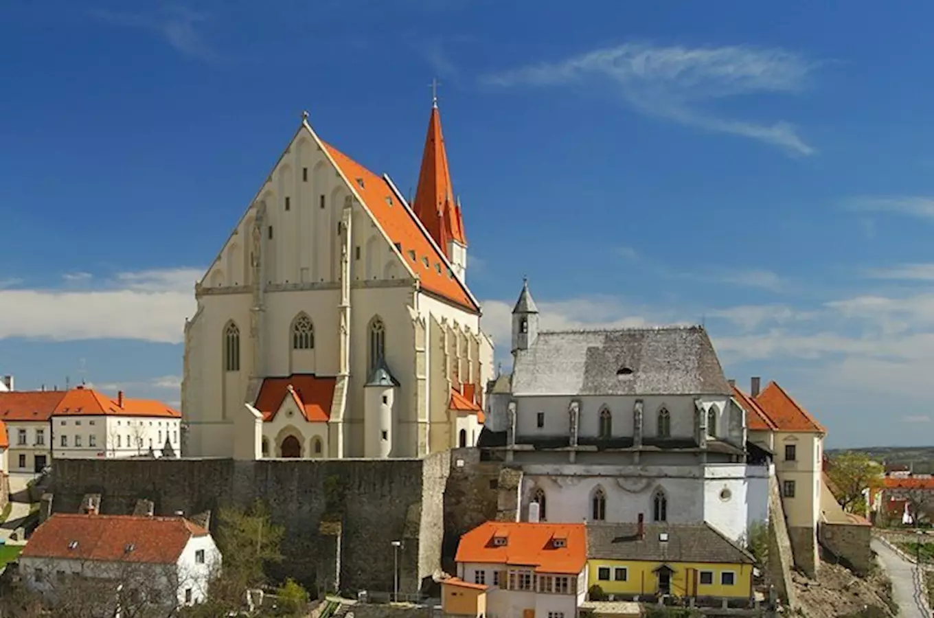 Chrám svatého Mikuláše, Znojmo - gotický chrám zbudovaný na románských základech s bohatou vnitrní gotickou i barokní výzdobou.