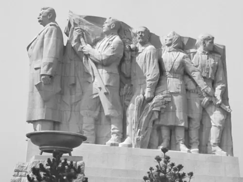 Bývalý pomník Stalina v Praze na Letné – největší skupinové sousoší v Evropě