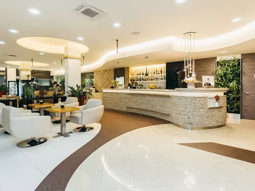 Pierre Hotel & Restaurant
