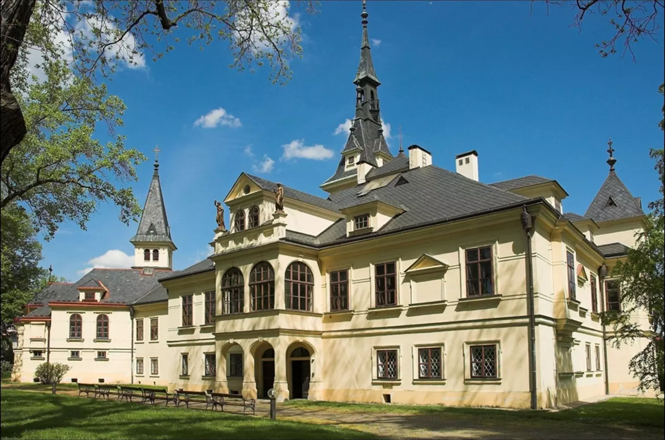 Otevřený zámek Lužany