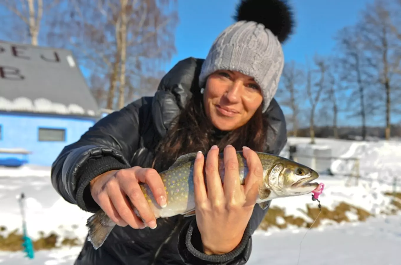 Zimní rybaření na dírkách v Černé v Pošumaví