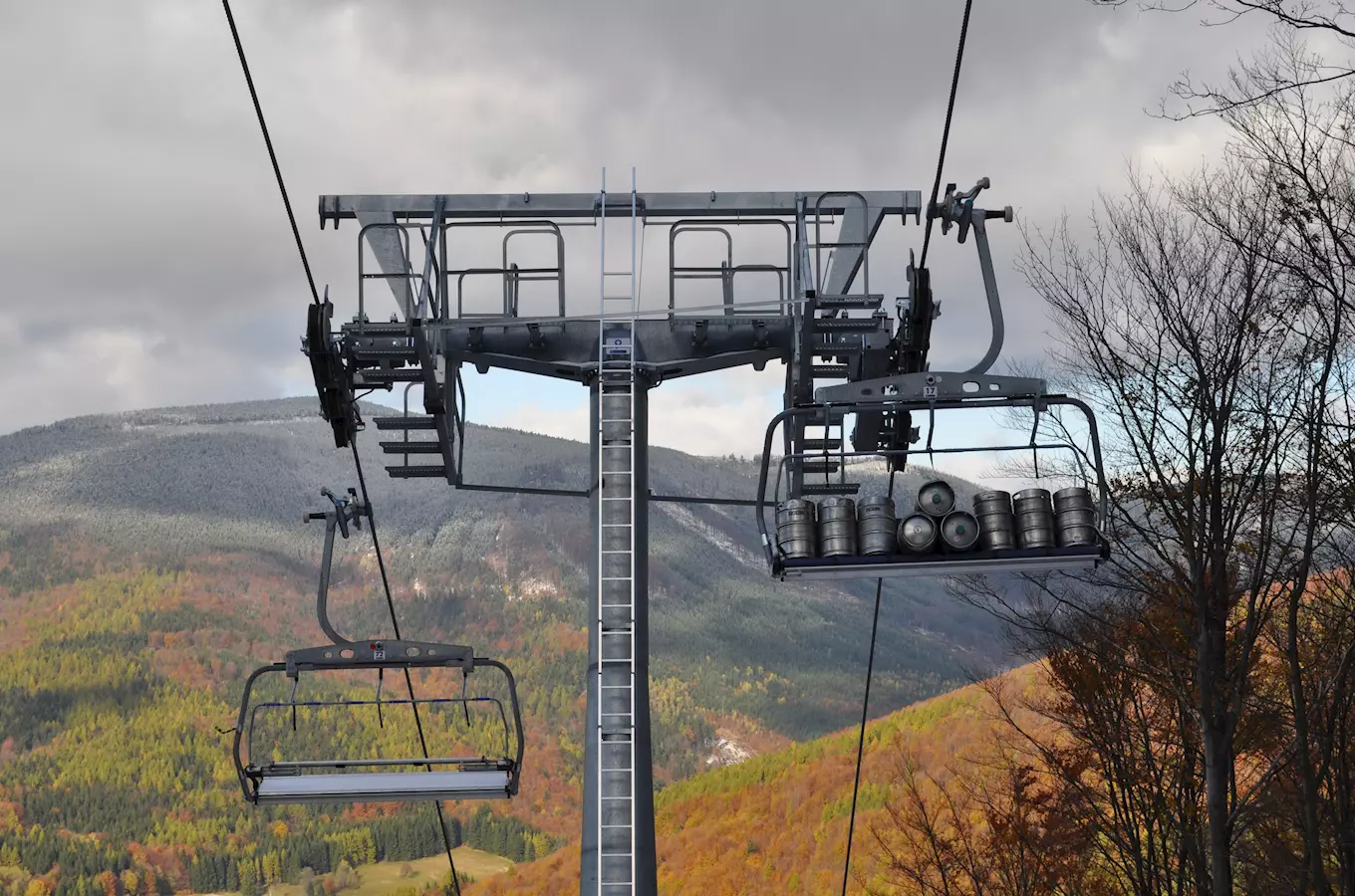 Ve ski areálu Kouty testují lanovku sudy piva