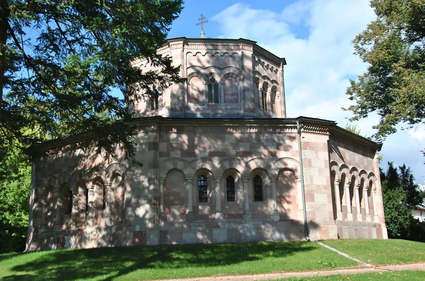 Kaple sv. Kříže v Horní Branné – hrobka rodu Harrachů
