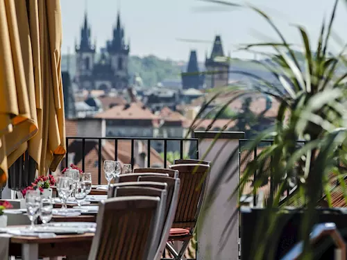Coda Restaurant – posezení na terase s krásným výhledem na Prahu