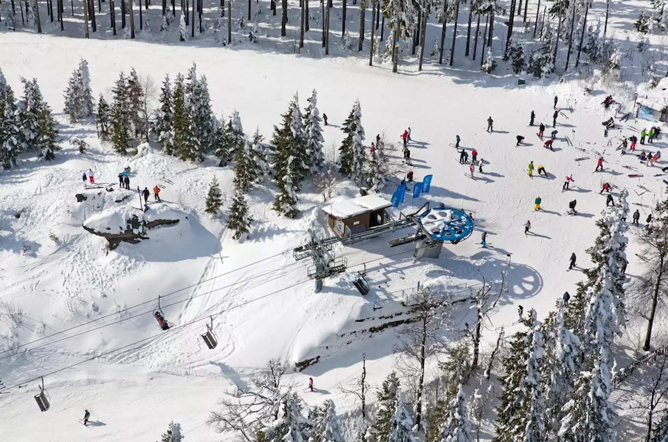 Šumavský Špičák láká na pěkné lyžování, slalom i lyžařské kurzy 