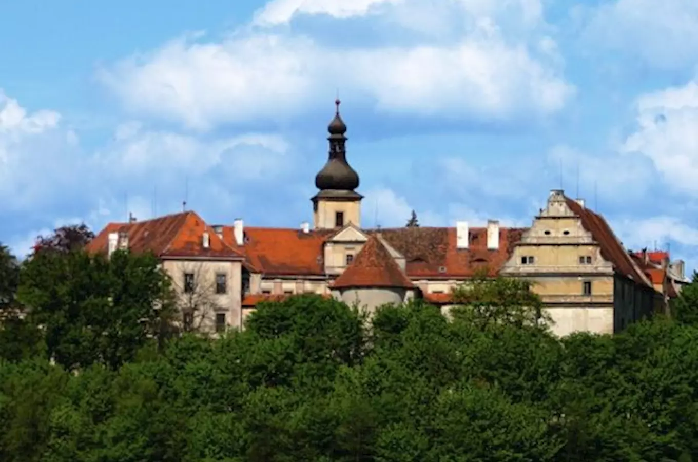 Zámek Bělá pod Bezdězem