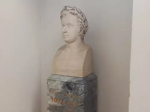 Mozartův památník v pražském Klementinu