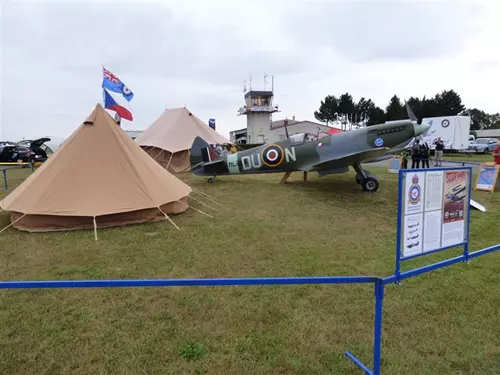 Polní letecký tábor s letounem Supermarine Spitfire