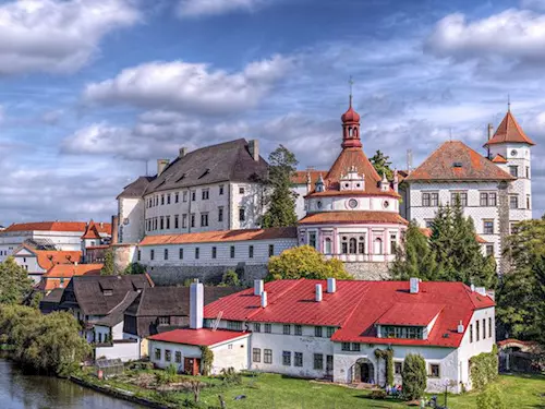 Hrad a zámek Jindřichův Hradec – okouzlující gotické malby a renesanční arkády