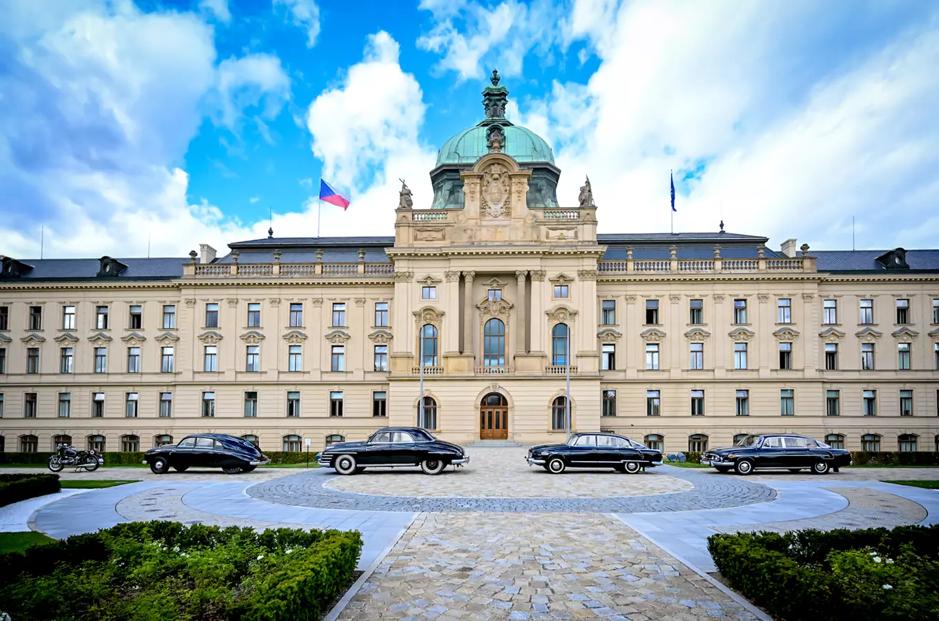 Auta v zahradě – výstava historických vládních automobilů ve Strakově akademii