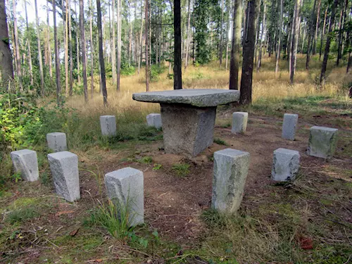 kamenný stůl v lese Prašivice