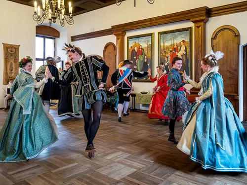 Tance pěti staletí a Commedia dell´Arte na zámku Rataje nad Sázavou