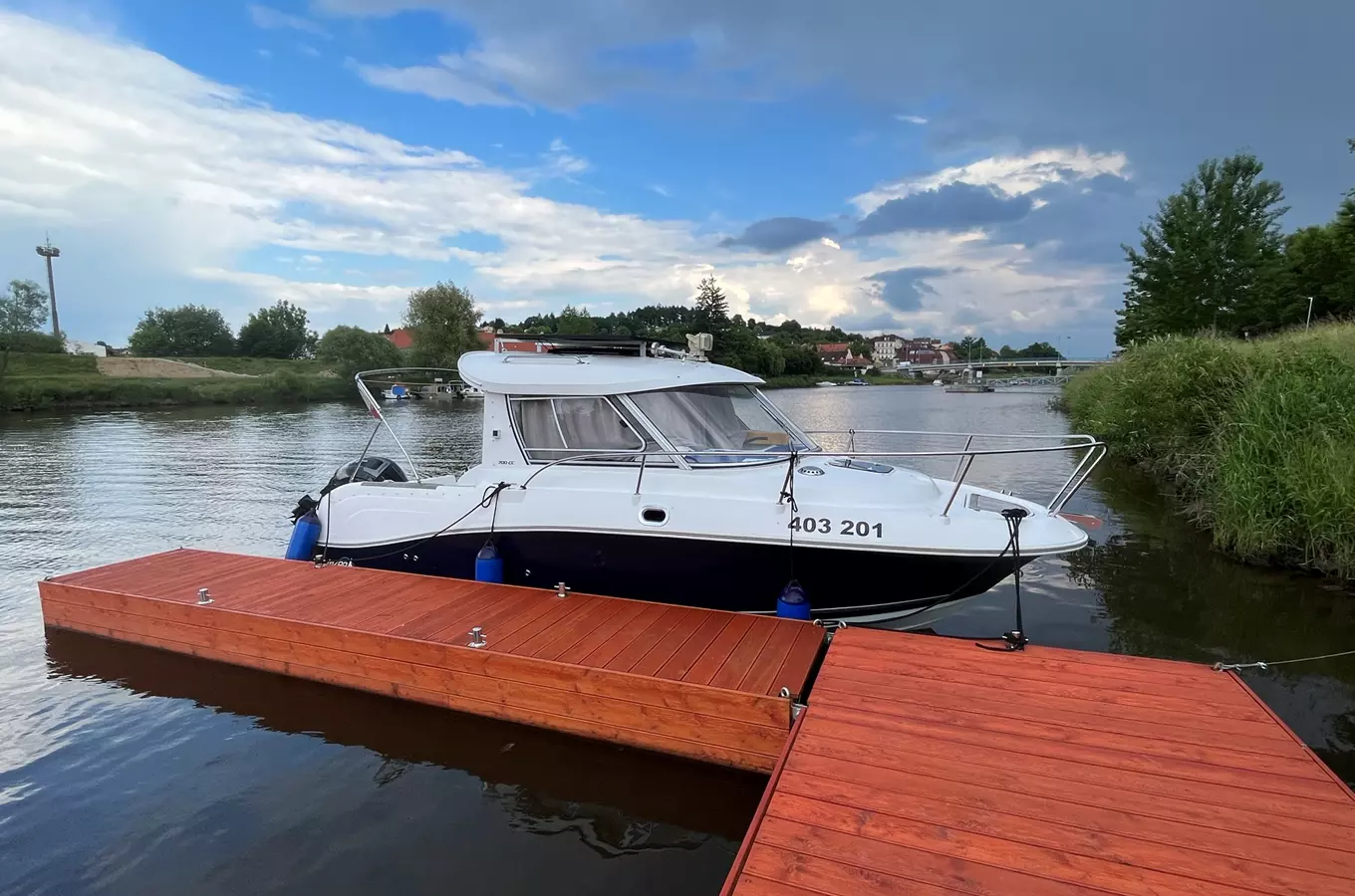 Naše loď Mazury 700 Camping Cruiser