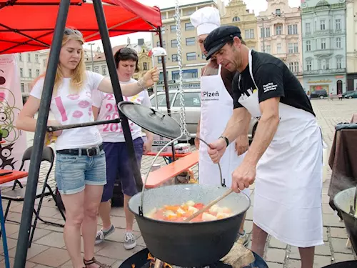 Festival Živá ulice v Plzni v neděli zakončí oblíbený festival polévky