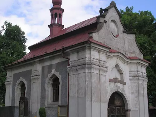 Renesanční zvonice uprostřed hřbitova v Lomnici nad Popelkou