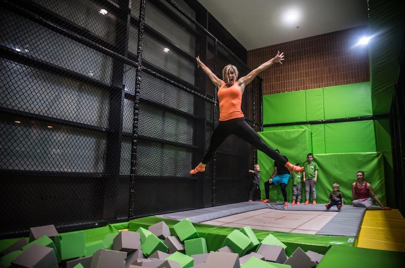 Den žen v zábavním centru Fly zone park! – Kudy z nudy