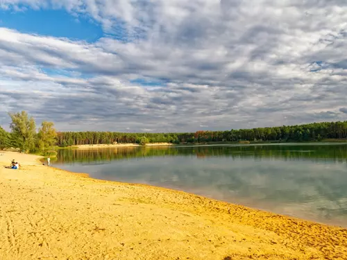 Jezero Lhota – zábava, koupaliště a skvělé pláže u jezera kousek od Prahy