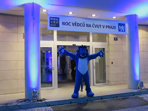 Maskot CVUT na Noci vedcu