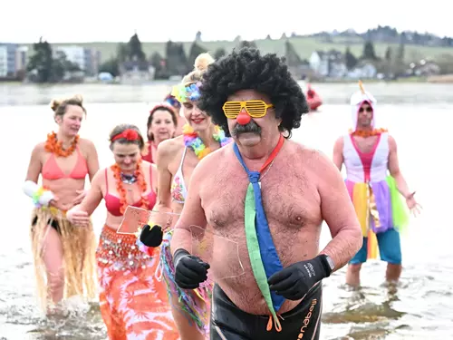 Karneval otužilců na pláži Ostende u Velkého boleveckého rybníka. 