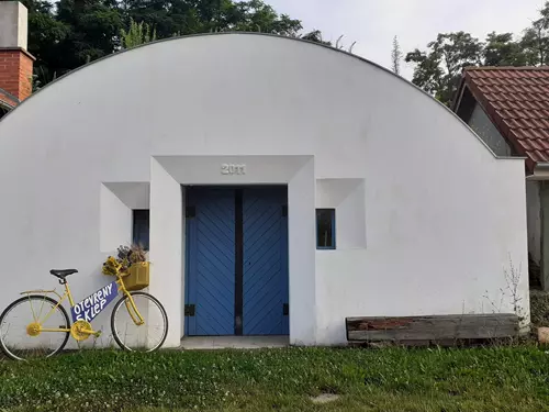 žluté kolo u sklepa Modráka