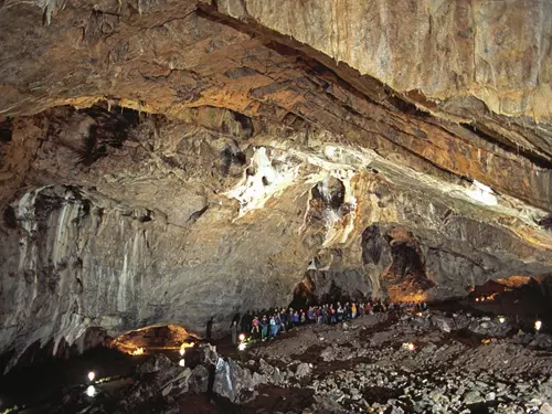 Kateřinská jeskyně vydává svědectví o pravěkých kresbách, penězokazcích a dávných božstvech