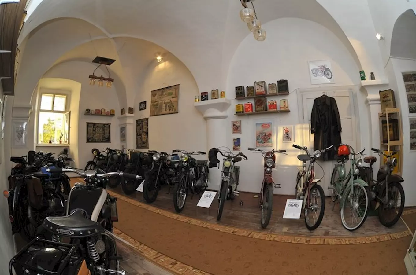 Expozice historických motocyklů na zámku v Kácově