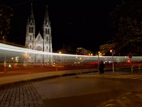 Kostel sv. Ludmily na náměstí Míru v Praze – novogotická dominanta Vinohrad