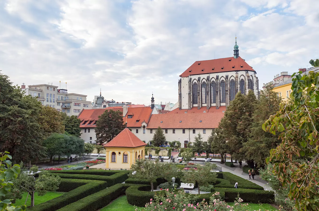 Kostel Panny Marie Sněžné v Praze, Kudy z nudy