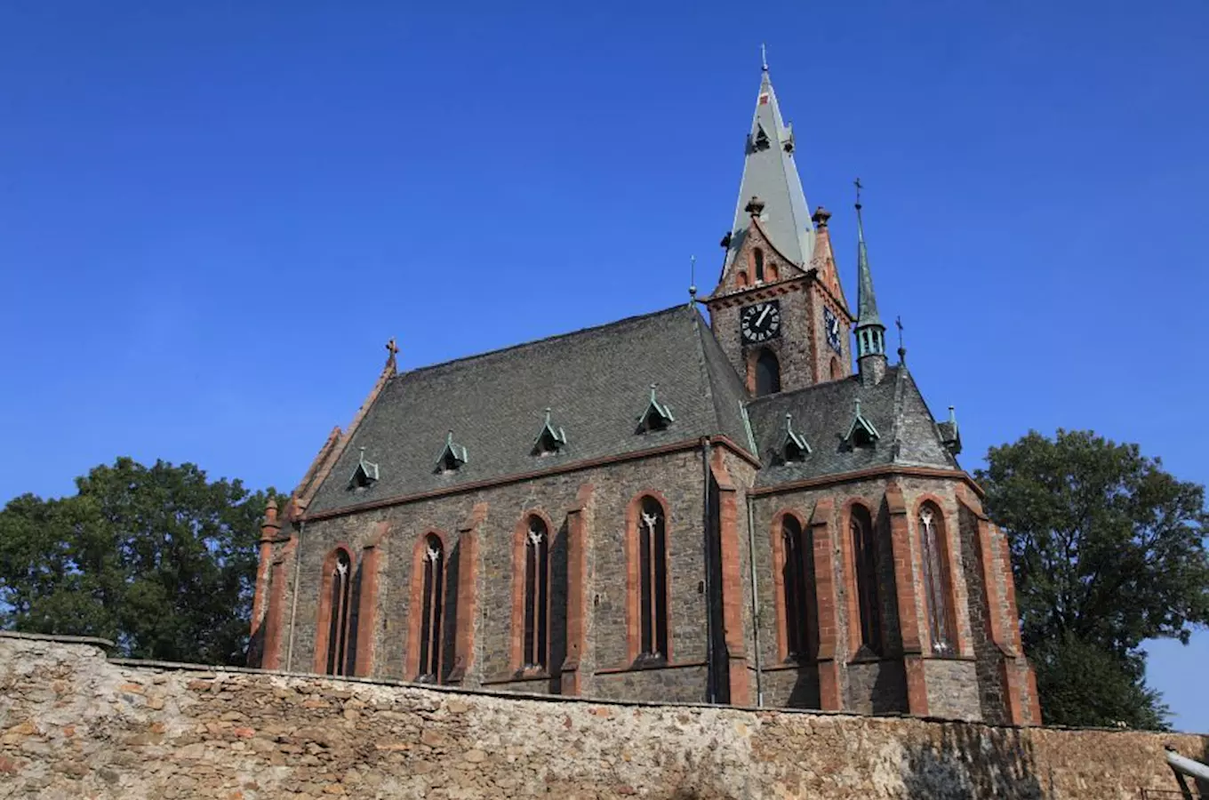 Kostel svatého Jana Křtitele v Plaňanech s nakloněnou věží