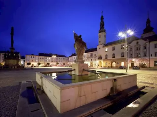 Náměstí v Moravské Třebové s morovým sloupem a renesanční radnicí