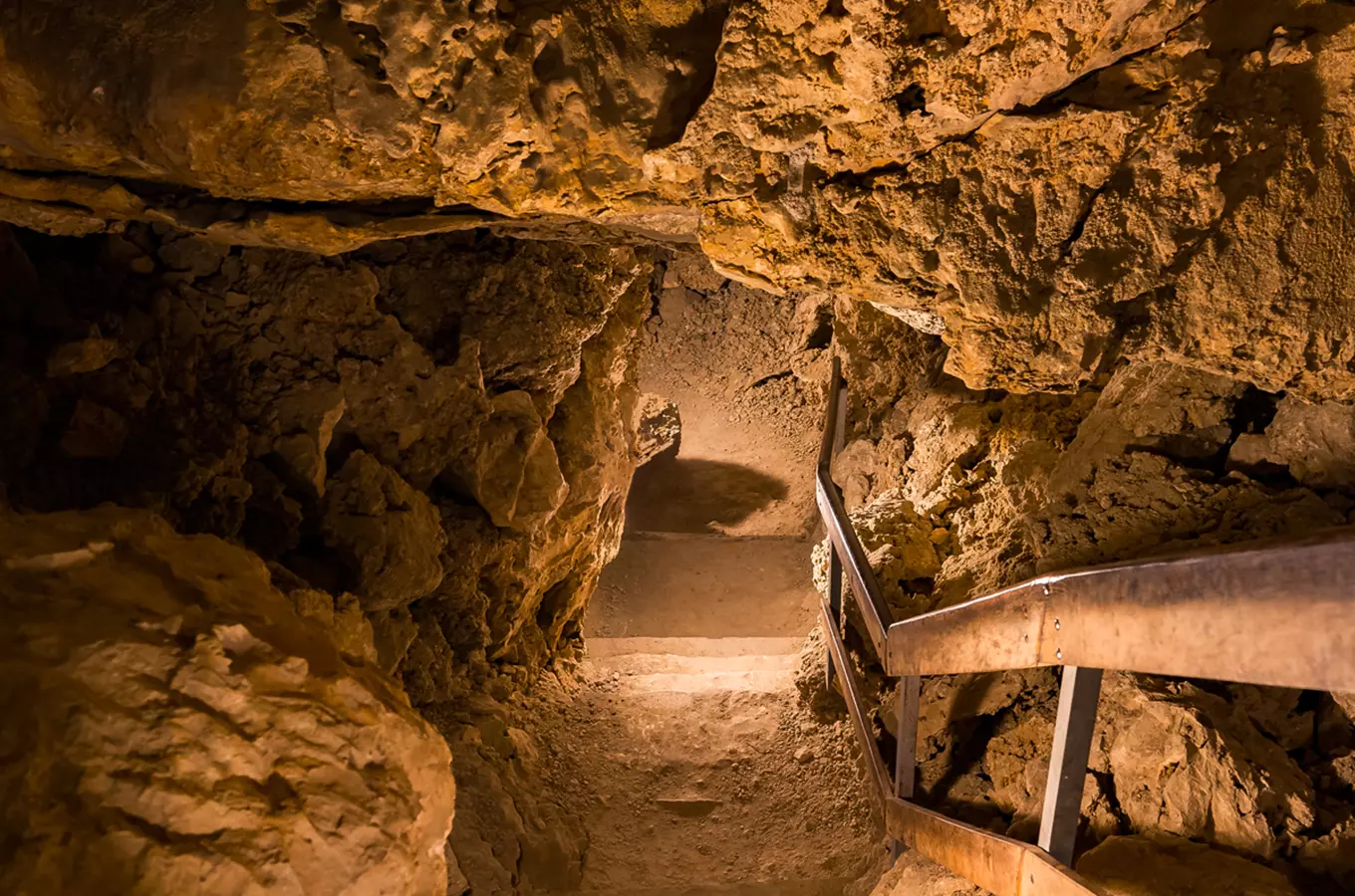 Noční prohlídky jeskyní Na Turoldu při svíčkách