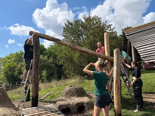 stavění přístřešku nad keramickými peci 